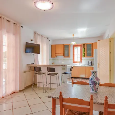 Dom wakacyjny 4 Bedroom Lovely In